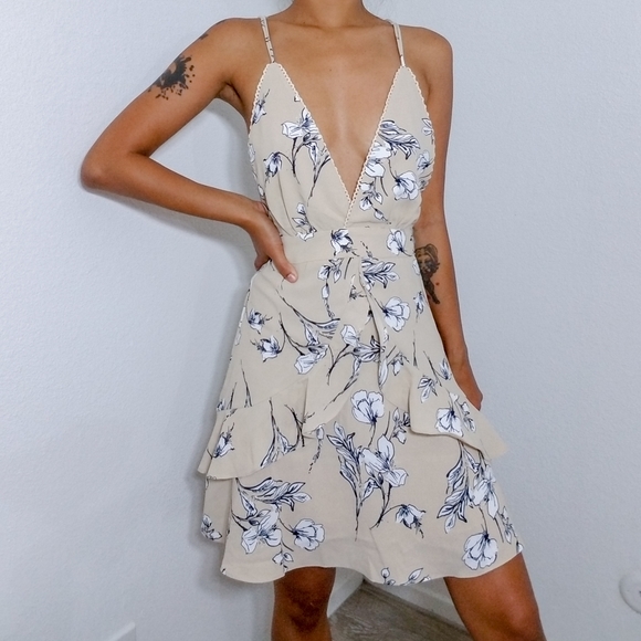 Plunging Neckline Floral Dress - Picture 2 of 8